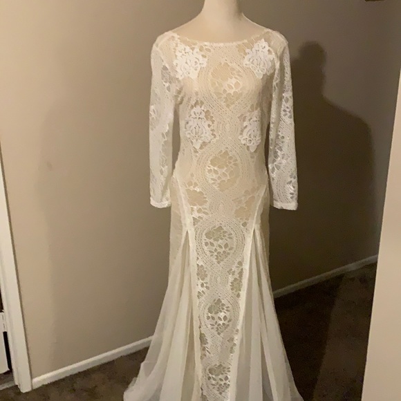 Long sleeve lace bridal gown - Picture 3 of 6
